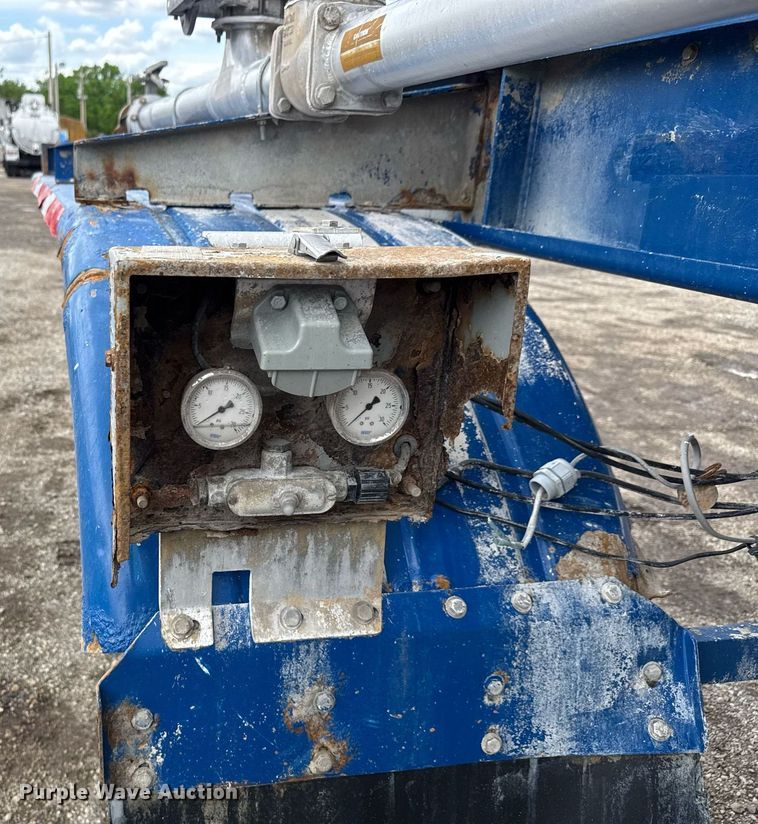 image for item EQ1480 2001 Heil pneumatic dry bulk trailer