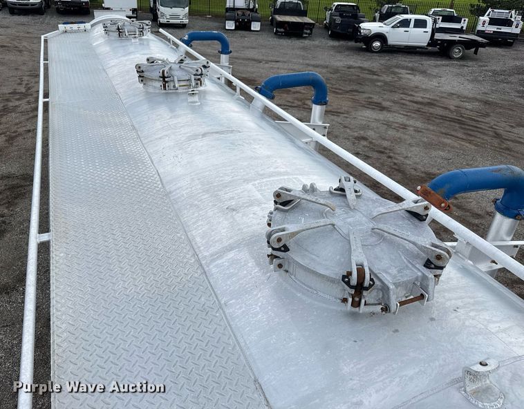 image for item EQ1480 2001 Heil pneumatic dry bulk trailer