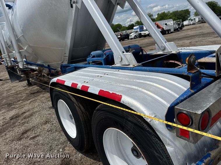 image for item EQ1480 2001 Heil pneumatic dry bulk trailer