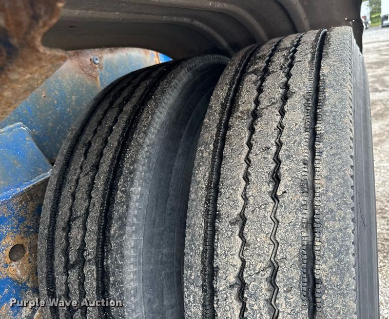 image for item EQ1480 2001 Heil pneumatic dry bulk trailer