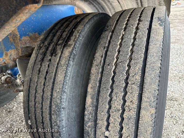 image for item EQ1480 2001 Heil pneumatic dry bulk trailer