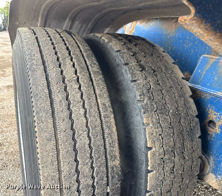 image for item EQ1480 2001 Heil pneumatic dry bulk trailer