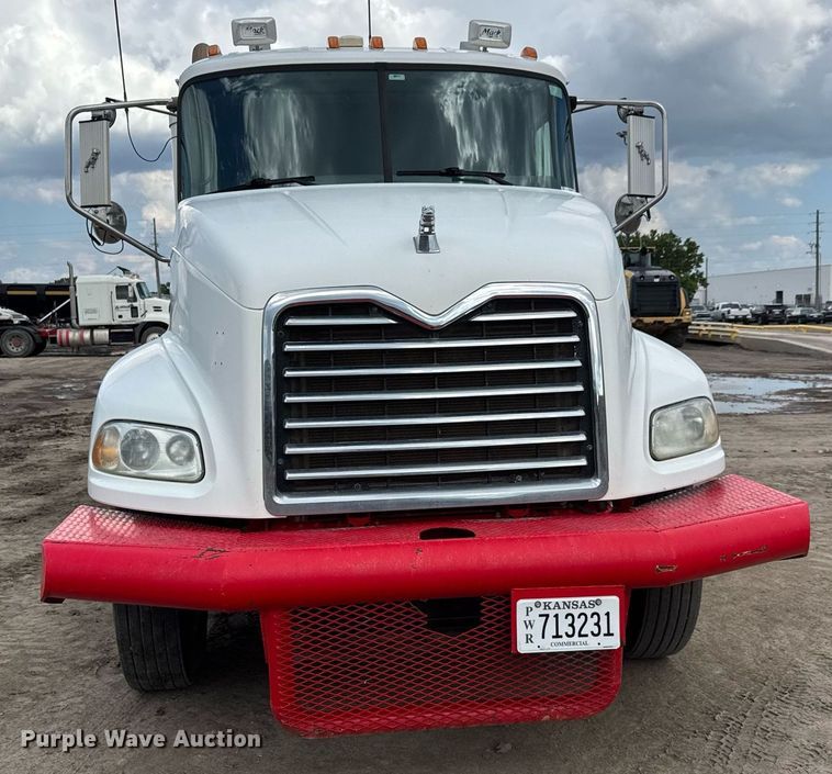 image for item EQ1499 2013 Mack CXU613 semi truck