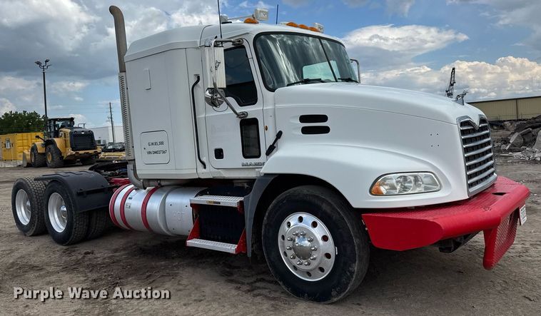 image for item EQ1499 2013 Mack CXU613 semi truck