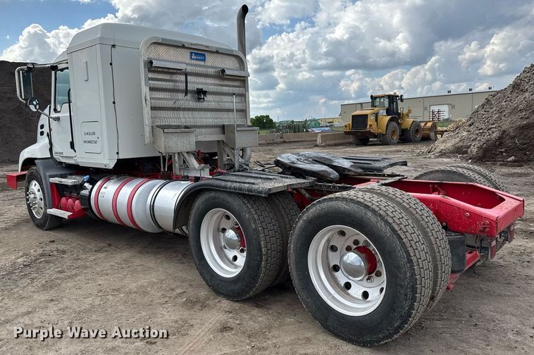 image for item EQ1499 2013 Mack CXU613 semi truck