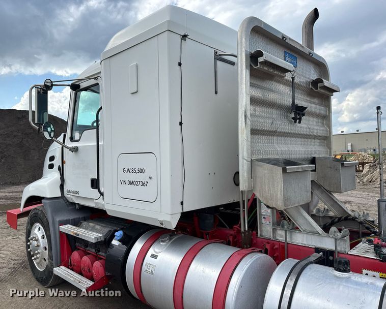 image for item EQ1499 2013 Mack CXU613 semi truck