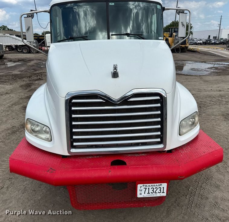 image for item EQ1499 2013 Mack CXU613 semi truck