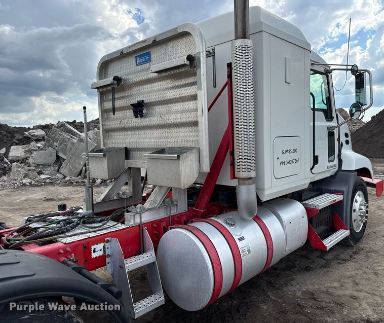 image for item EQ1499 2013 Mack CXU613 semi truck