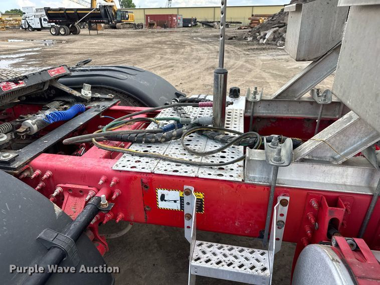 image for item EQ1499 2013 Mack CXU613 semi truck