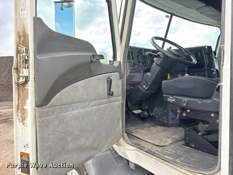 image for item EQ1499 2013 Mack CXU613 semi truck