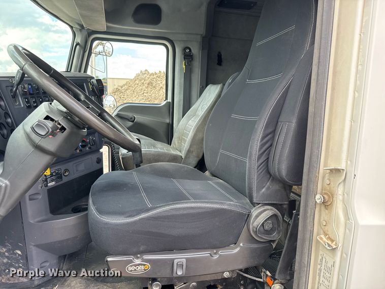 image for item EQ1499 2013 Mack CXU613 semi truck