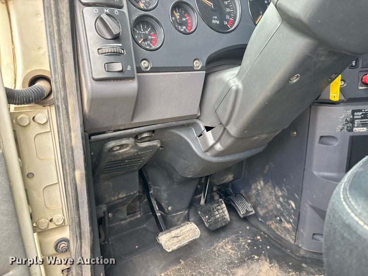 image for item EQ1499 2013 Mack CXU613 semi truck