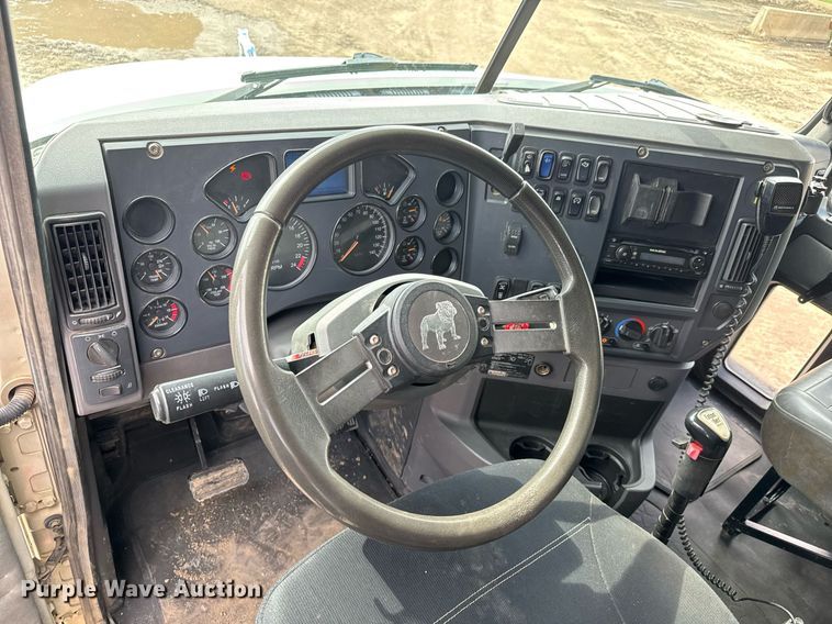 image for item EQ1499 2013 Mack CXU613 semi truck