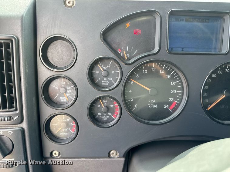 image for item EQ1499 2013 Mack CXU613 semi truck