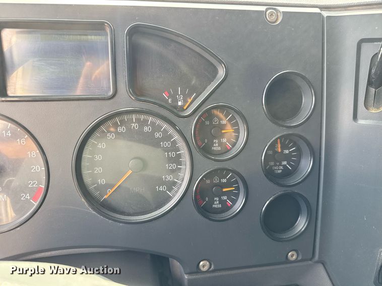 image for item EQ1499 2013 Mack CXU613 semi truck