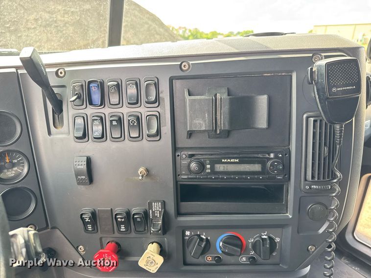 image for item EQ1499 2013 Mack CXU613 semi truck