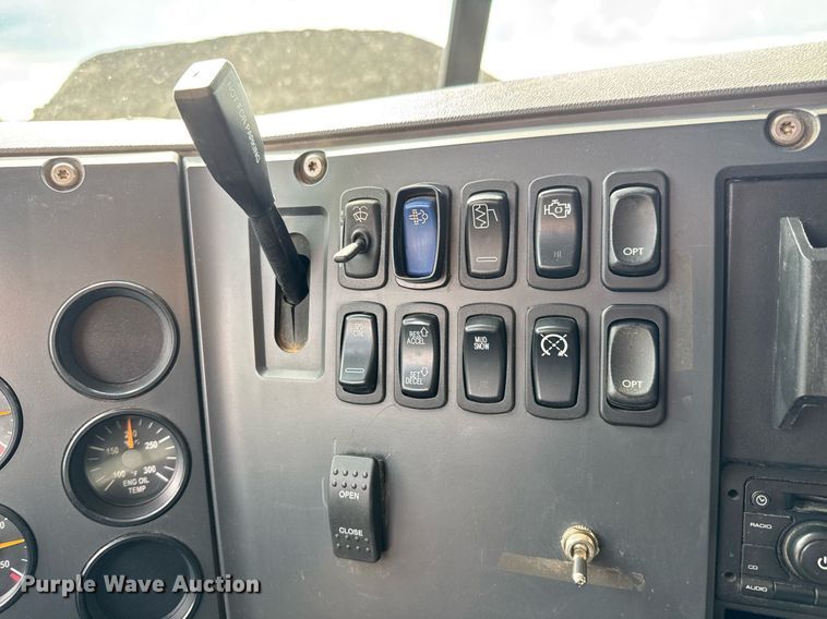 image for item EQ1499 2013 Mack CXU613 semi truck