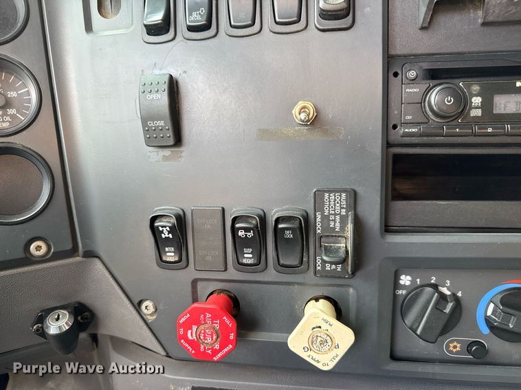 image for item EQ1499 2013 Mack CXU613 semi truck