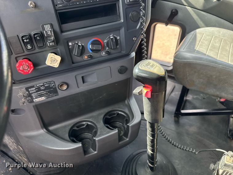 image for item EQ1499 2013 Mack CXU613 semi truck