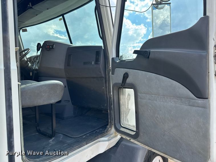 image for item EQ1499 2013 Mack CXU613 semi truck