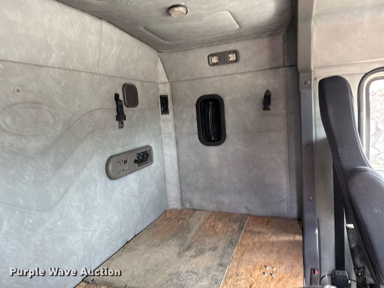 image for item EQ1499 2013 Mack CXU613 semi truck