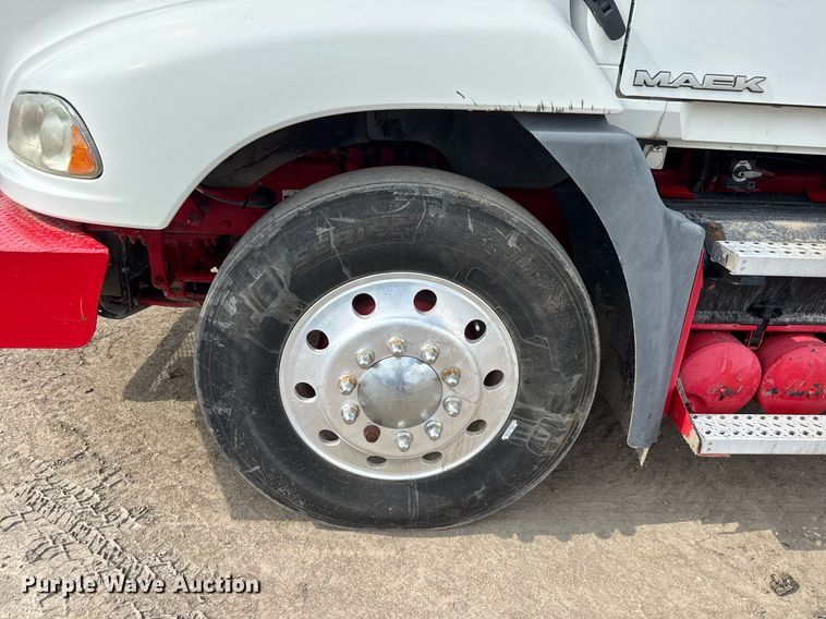 image for item EQ1499 2013 Mack CXU613 semi truck