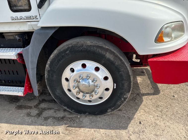 image for item EQ1499 2013 Mack CXU613 semi truck