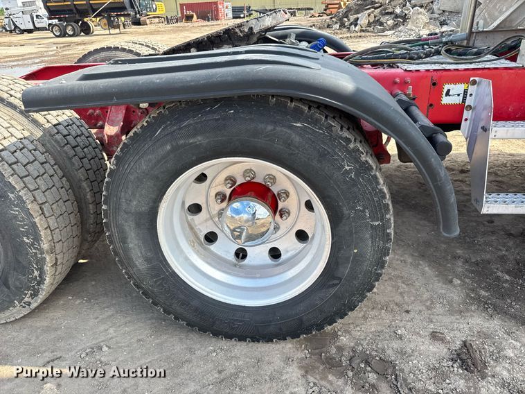 image for item EQ1499 2013 Mack CXU613 semi truck