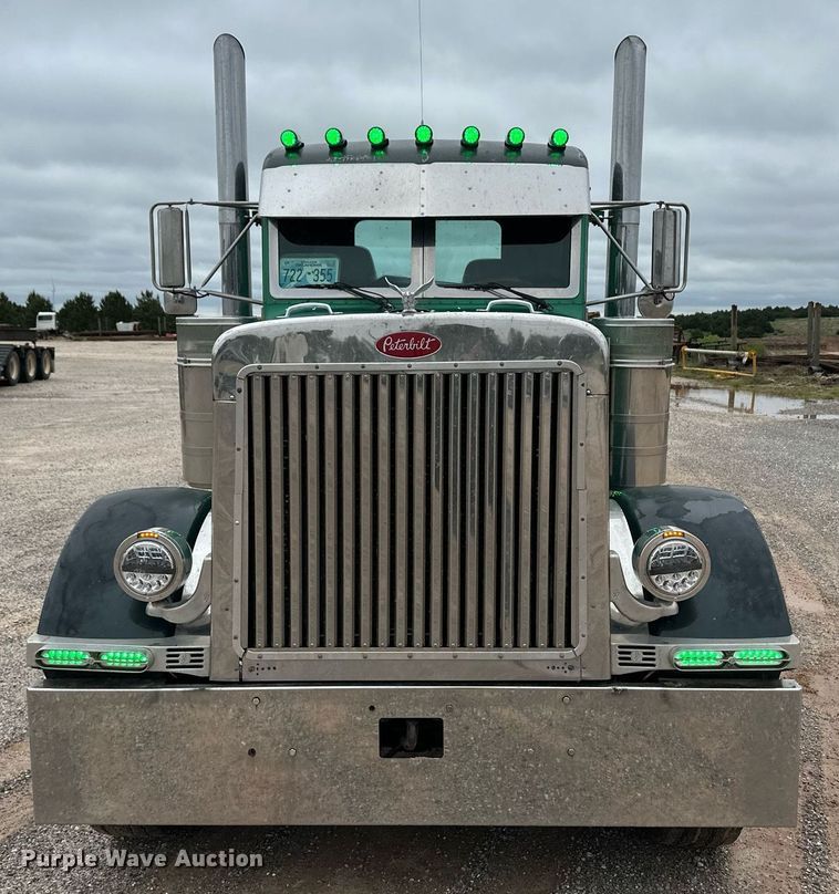 image for item EQ4725 2000 Peterbilt 379 semi truck