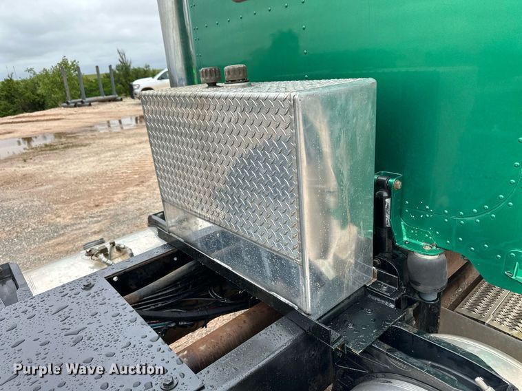 image for item EQ4725 2000 Peterbilt 379 semi truck