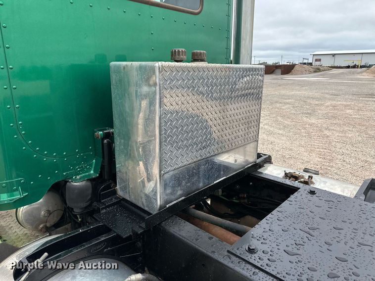 image for item EQ4725 2000 Peterbilt 379 semi truck