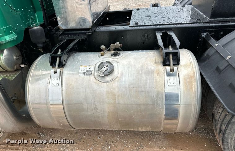 image for item EQ4725 2000 Peterbilt 379 semi truck