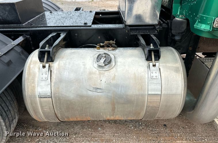 image for item EQ4725 2000 Peterbilt 379 semi truck