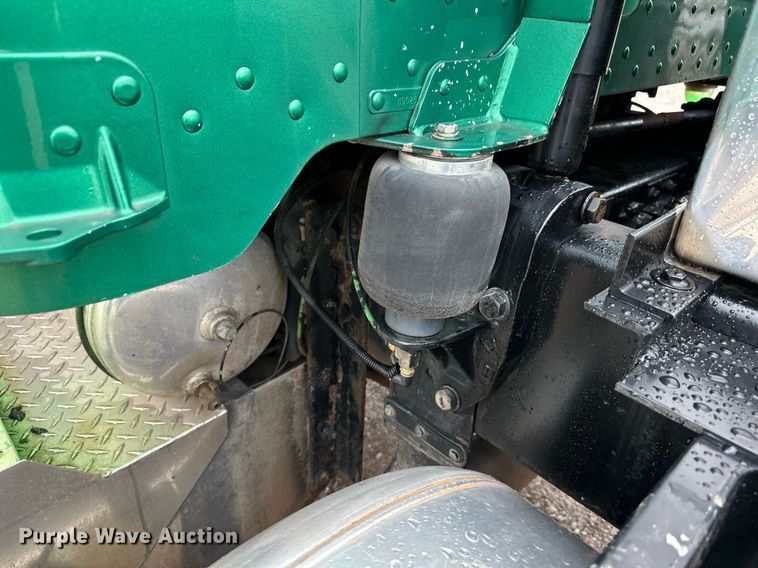 image for item EQ4725 2000 Peterbilt 379 semi truck