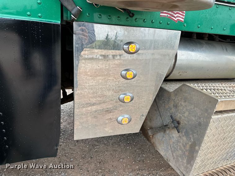 image for item EQ4725 2000 Peterbilt 379 semi truck