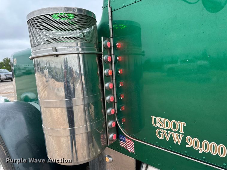 image for item EQ4725 2000 Peterbilt 379 semi truck