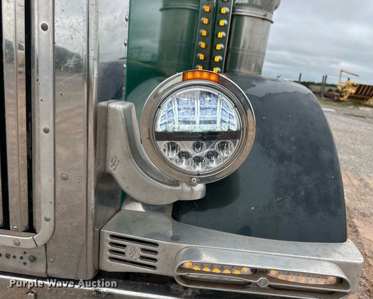 image for item EQ4725 2000 Peterbilt 379 semi truck