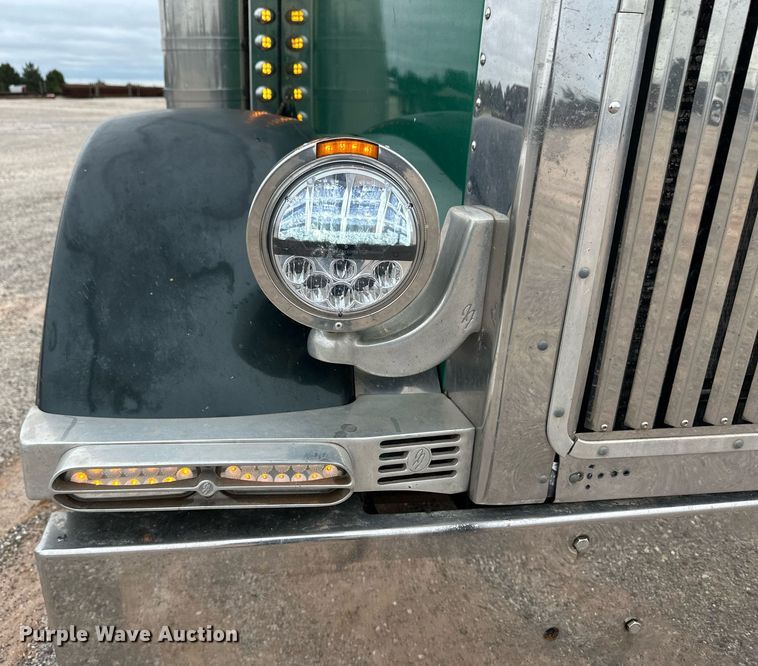 image for item EQ4725 2000 Peterbilt 379 semi truck