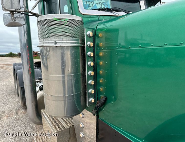 image for item EQ4725 2000 Peterbilt 379 semi truck