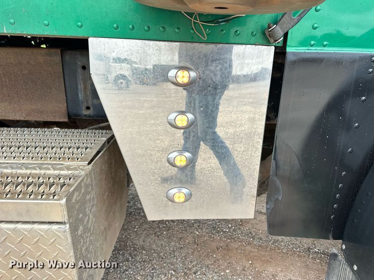 image for item EQ4725 2000 Peterbilt 379 semi truck