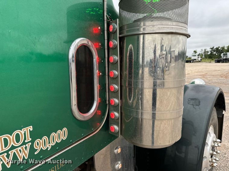 image for item EQ4725 2000 Peterbilt 379 semi truck