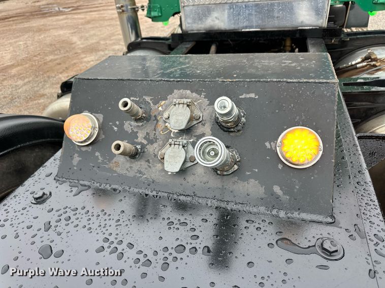 image for item EQ4725 2000 Peterbilt 379 semi truck