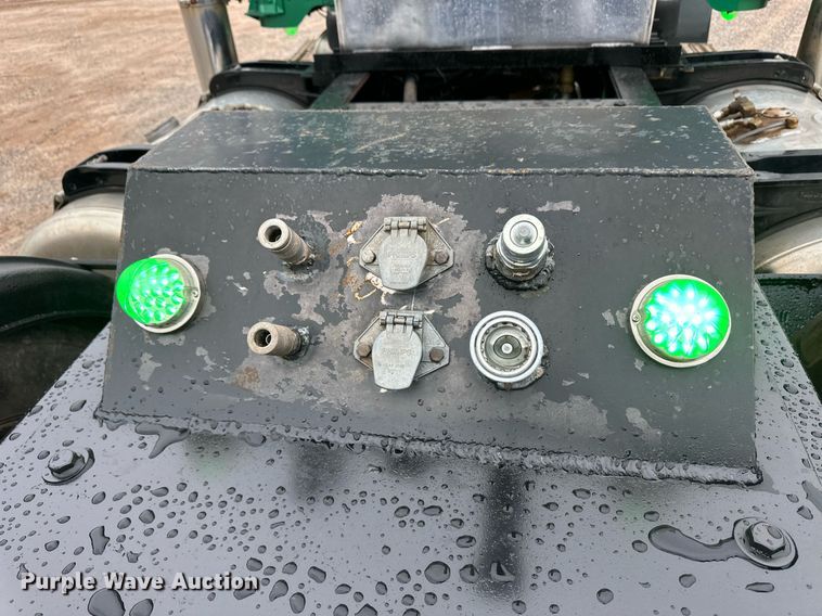 image for item EQ4725 2000 Peterbilt 379 semi truck