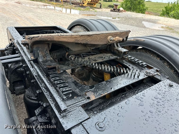 image for item EQ4725 2000 Peterbilt 379 semi truck