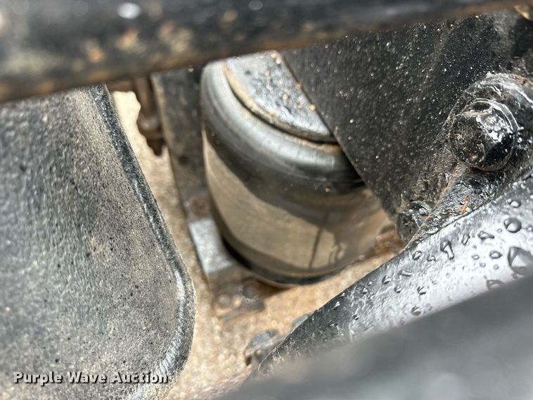 image for item EQ4725 2000 Peterbilt 379 semi truck