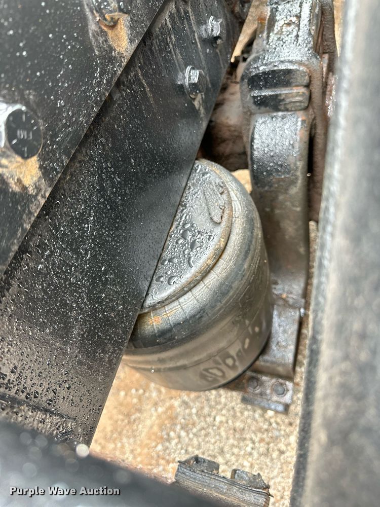 image for item EQ4725 2000 Peterbilt 379 semi truck