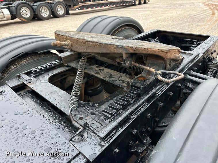 image for item EQ4725 2000 Peterbilt 379 semi truck