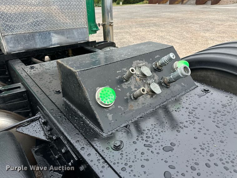 image for item EQ4725 2000 Peterbilt 379 semi truck