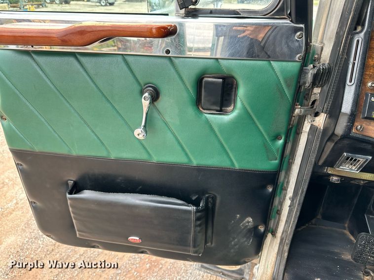 image for item EQ4725 2000 Peterbilt 379 semi truck