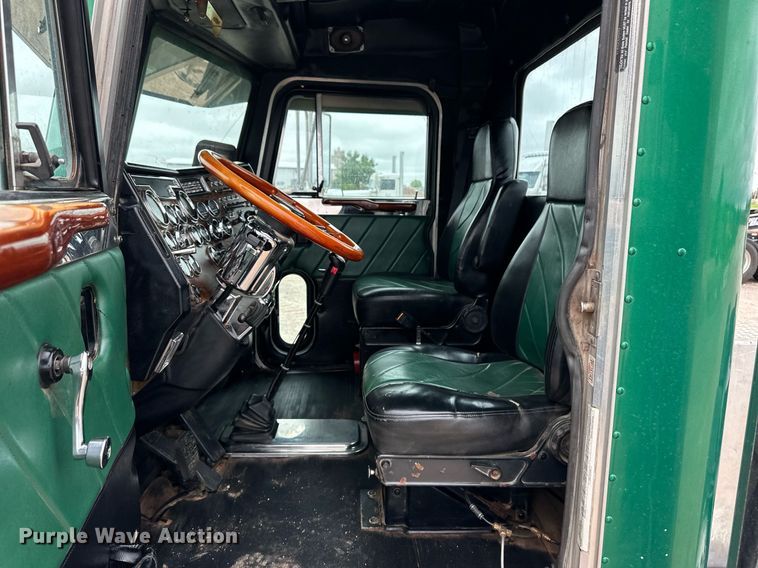 image for item EQ4725 2000 Peterbilt 379 semi truck